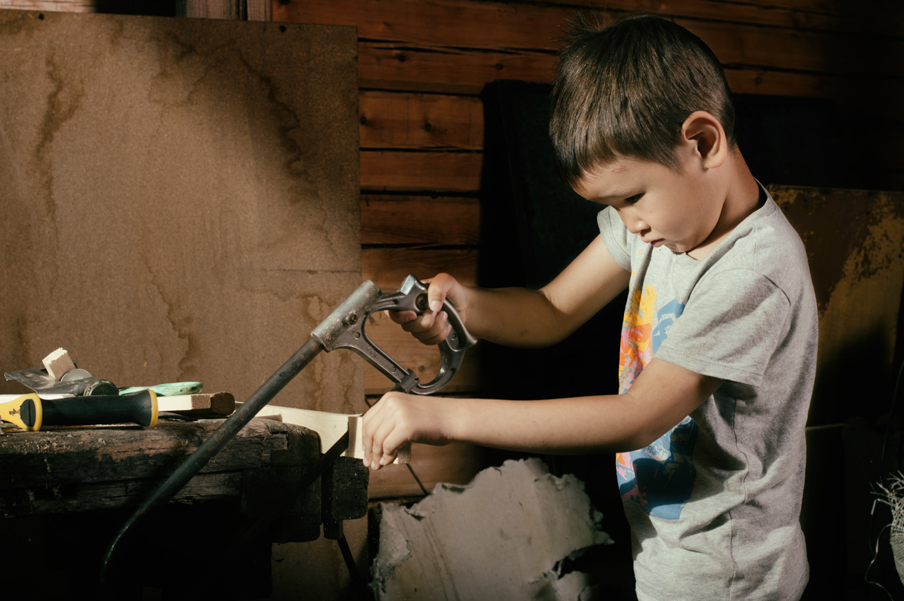 Труд и ребенок программа. Детям о труде. Дети работают. Дети в столярной мастерской. Мальчик Столяр.