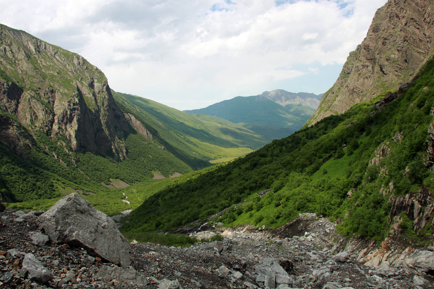 Фотография осетии. Горы Северной Осетии. Горный пейзаж Осетия Фиагдон. Горы Северной Осетии фото. Северная Осетия горы Кацели.