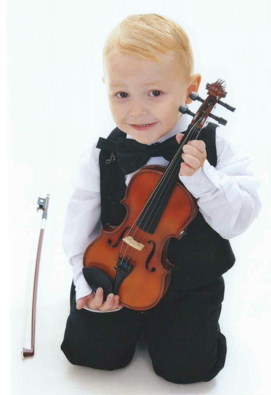 Скрипичный ребенок. Скрипка для детей. Маленький скрипач. Маленькие скрипки. Мальчик со скрипкой.