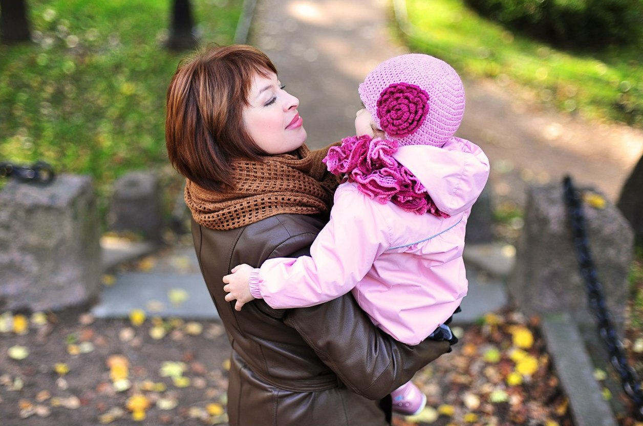 Можно гулять при простуде. Гуляет с ребенком на руках. Мама с младенцем на руках на улице зимой. Мама с ребенком зимой фото.