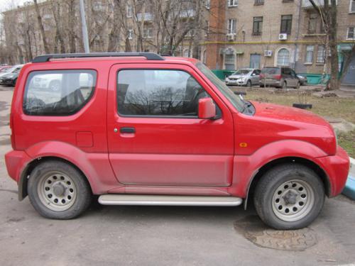 Красный джип Suzuki Jimmy