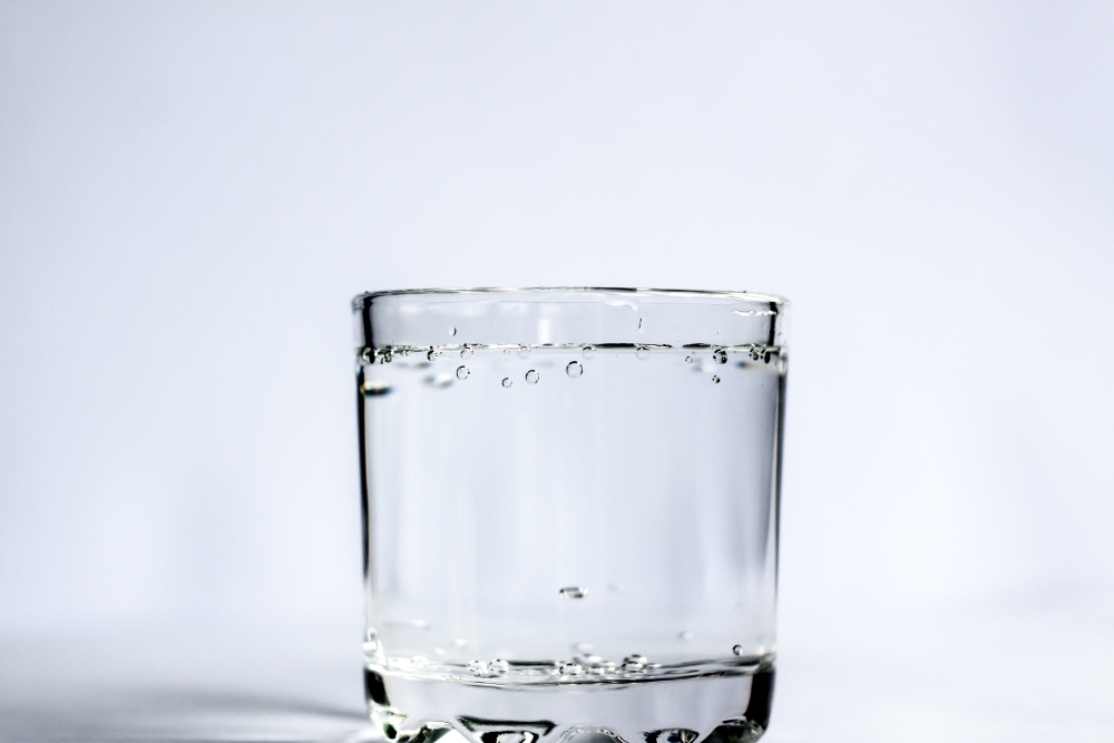 Игра стакан с водой. Стакан воды. Прозрачная вода в стакане. Вода в стакане референс. Стакан мокрый.