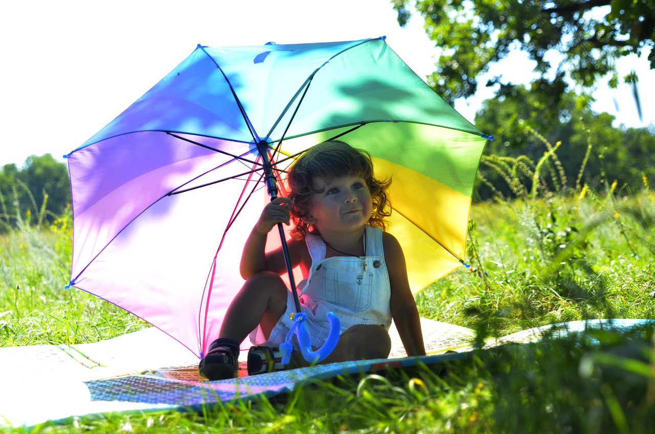 Дети под зонтиком. Летний зонтик от солнца. Зонтик для детей. Под зонтом от солнца.