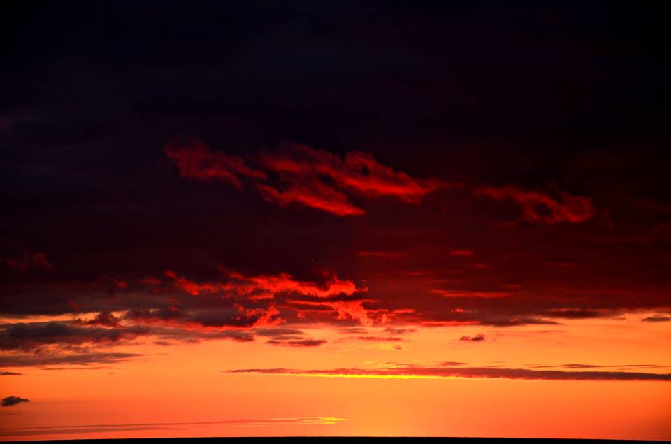 Красный закат предложение. Багровый закат. Алый закат. Цвет алого заката. Багряный закат (2001).