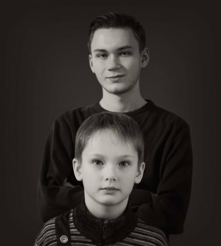 Младший брат часть 1. Брат фото. Младший брат. Фото младшего брата. Старший и младший брат фото.