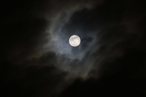Луна свердловская область. Луна на небе. Луна в облаках. Фото Луны. Луна ночью за тучами.