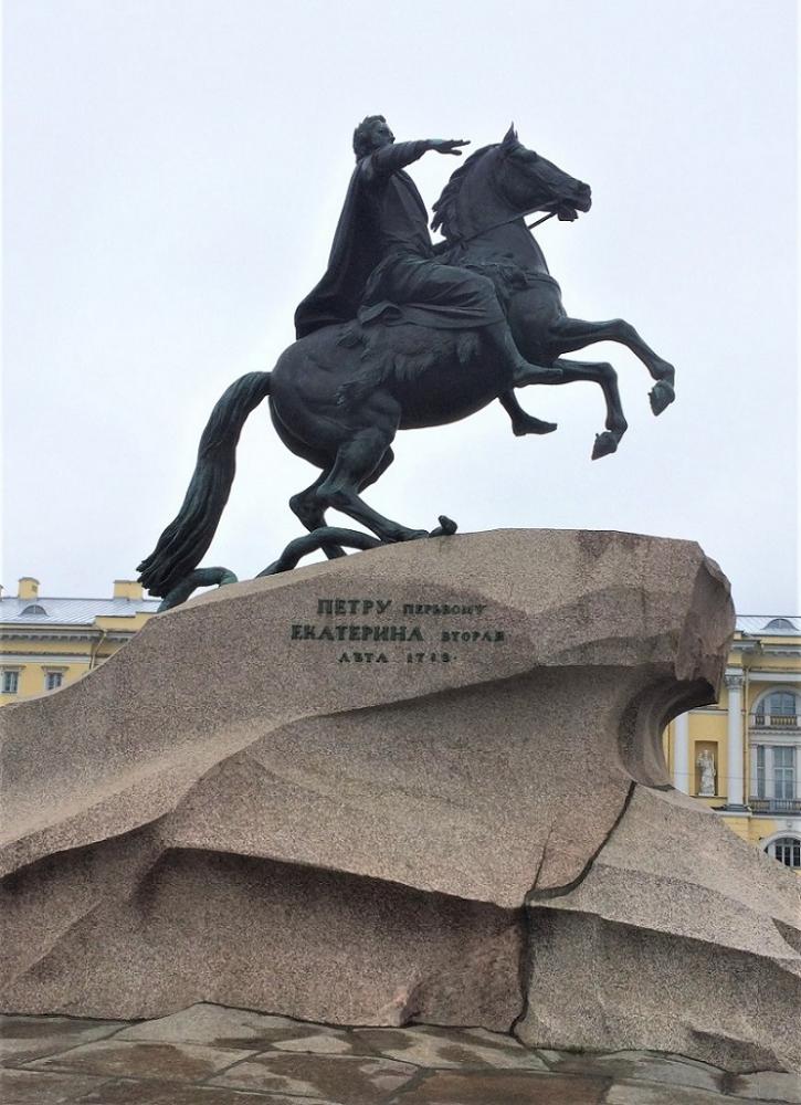 Как выглядит памятник петру первому в санкт петербурге