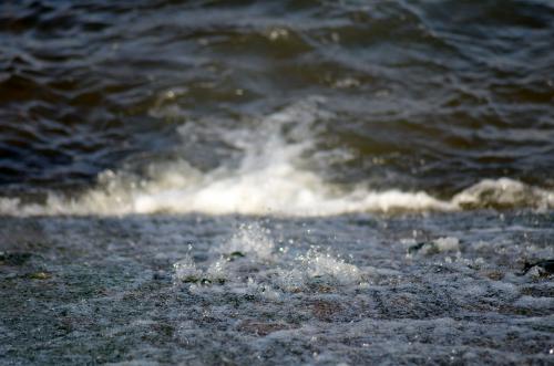 сток воды в реку
