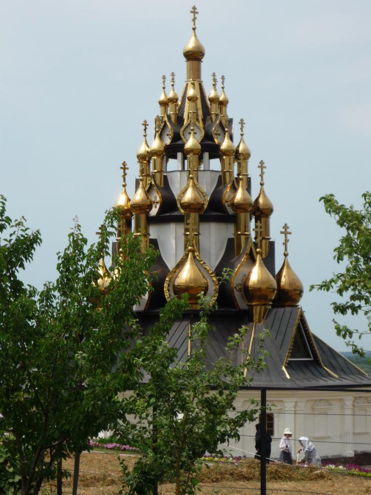 Храм с 33 куполами