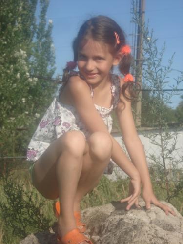 На камушке
