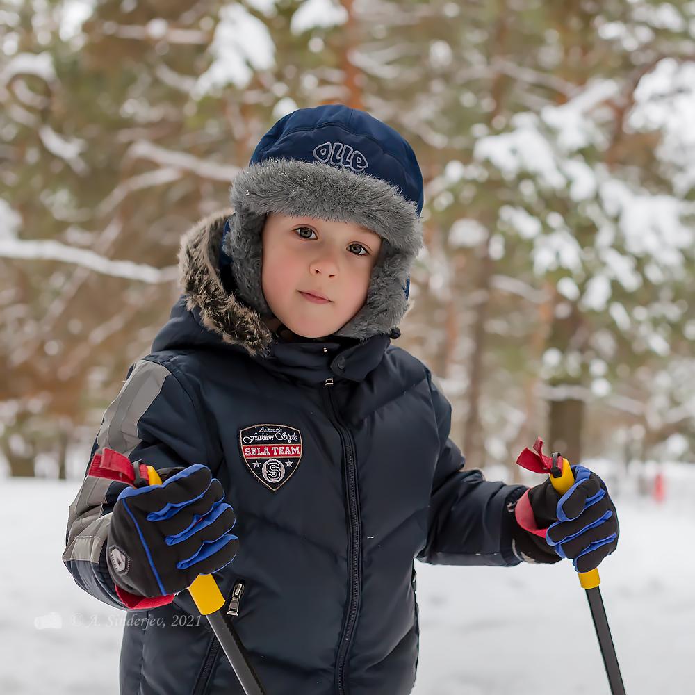 Маленькие лыжники. Мальчик зима. Мальчик на лыжах. Дети на лыжах. Мальчик зимой.