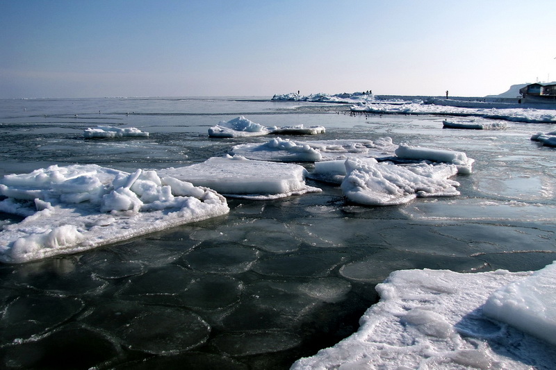 Море зимой замерзает