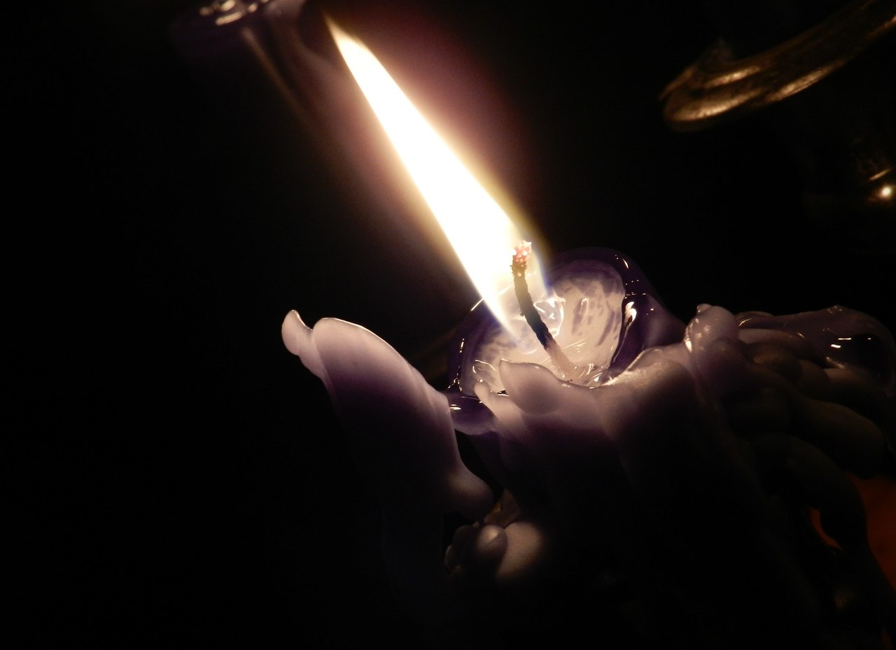 Тихо вечер догорает. Горящая свеча. Зажженная свеча. Горящие свечи. Свеча в руках.