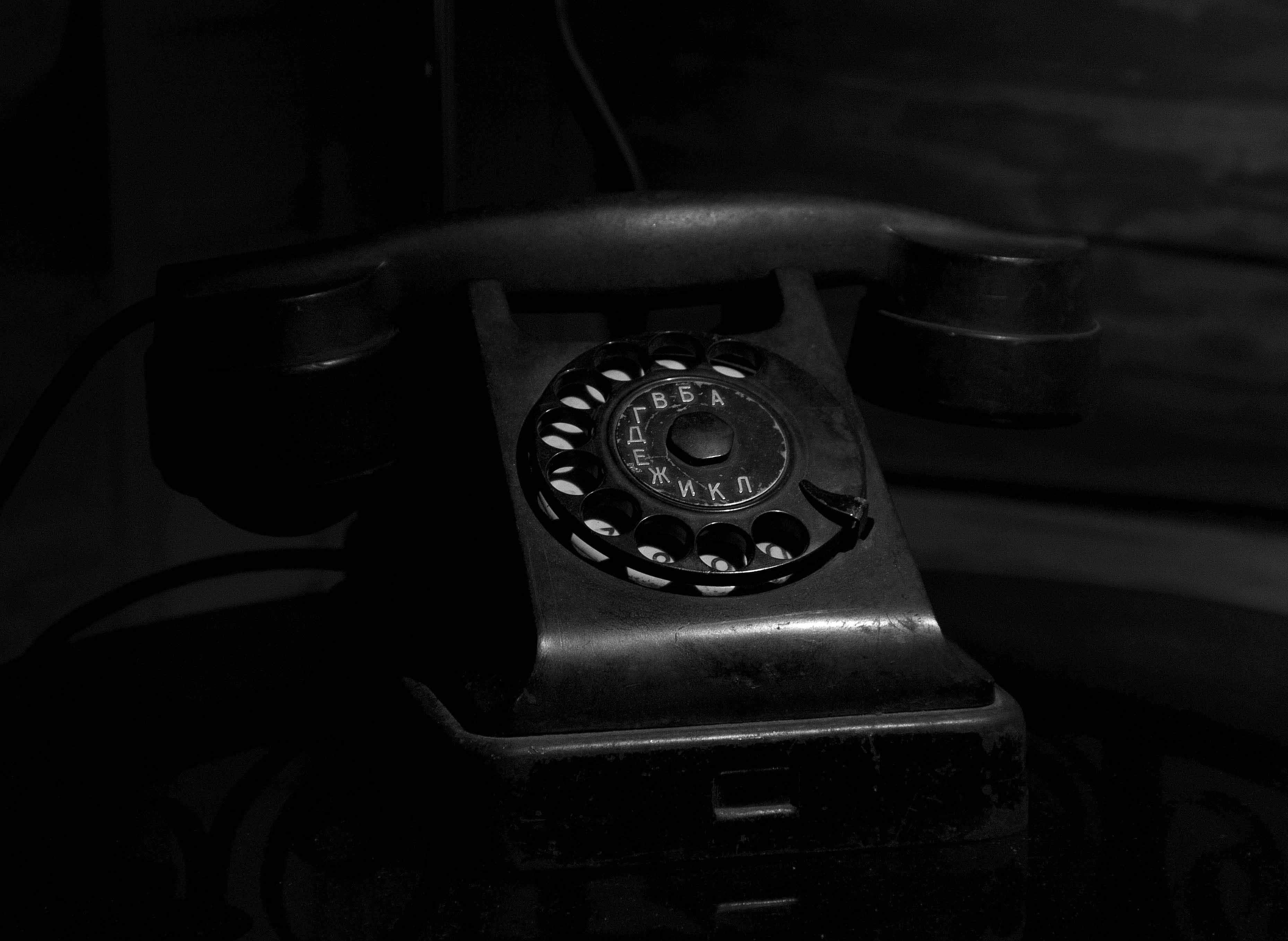 Включи звук старый телефон. Старый телефон. Старый телефон Эстетика. Старинный черный телефон. Старые заставки на телефон.