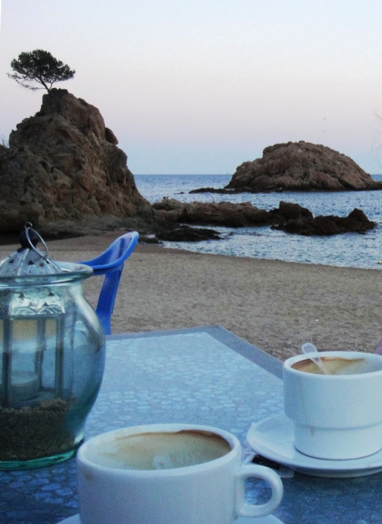 Sea cup. Чашка кофе на море. Кофе и море. Утро на море с кофе. Кофе с видом на море.