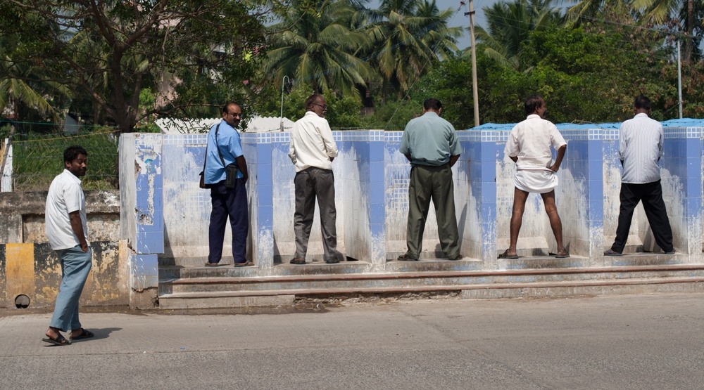 Толпа срущих. Общественный туалет в Индии. Общественный туалет в инди.