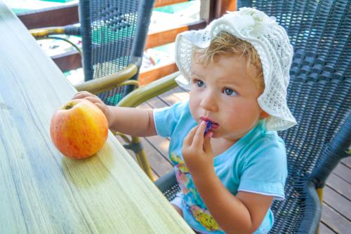 Девочка показала персик. Девочка с персиками. Девочка с персиками фото. Мальчик нектарин.