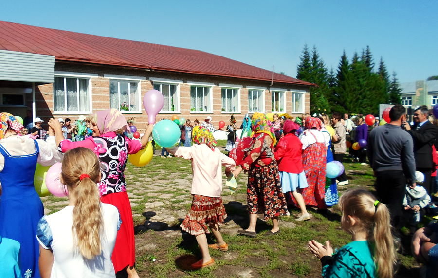 Село гребень. Сельский клуб. Дискотека в деревне. Дискотека в селе. Сельский клуб фото.