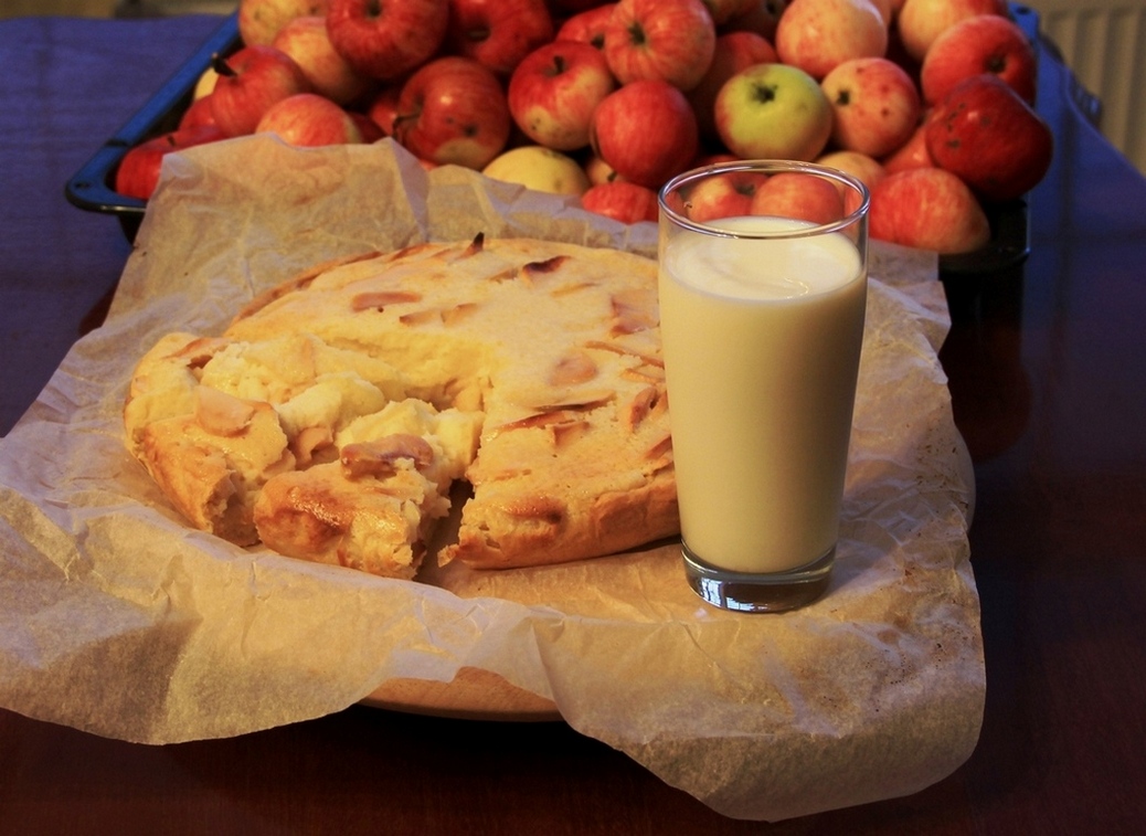 Яблочный пирог на молоке рецепты. Яблочный пирог с молоком. Шарлотка с молоком и яблоками. Пирог с яблоками на молоке. Шарлотка с яблоками на молоке.