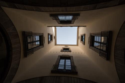 �������