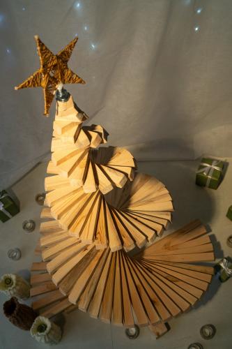 ���-����