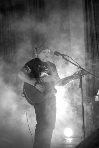 ���-�������