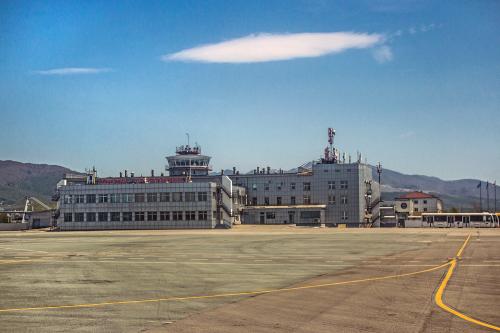 �������-���