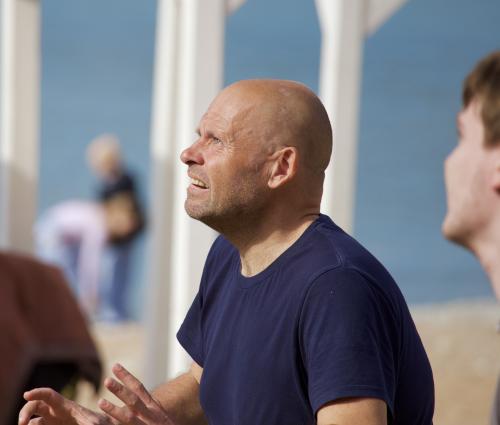 ����� ����