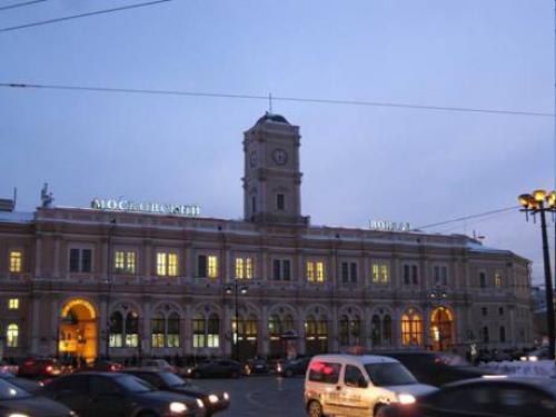 Московский вокзал спб телефон. Вид Московского вокзала в Санкт-Петербурге. Санкт-Петербург главный Московский вокзал. Московский вокзал Санкт-Петербург Гермес. Площадь Восстания Питер со стороны вокзала.