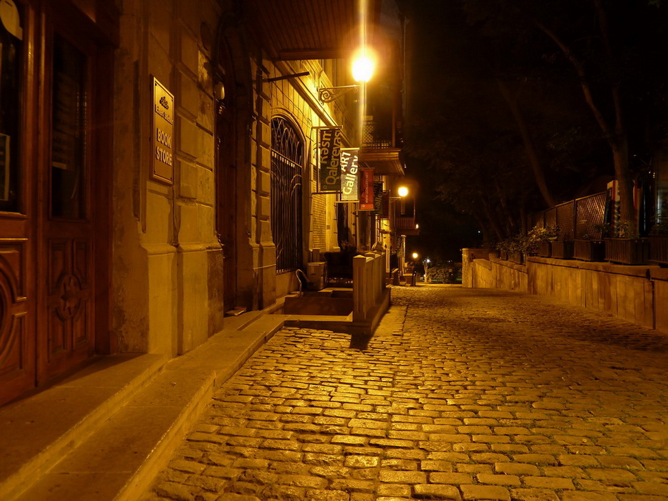 9 вечера на улице. Фонарь на улице. Вечерняя улица. Ночная улица с фонарями. Темная улица с фонарями.