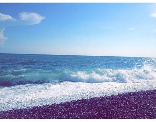 ����� ����