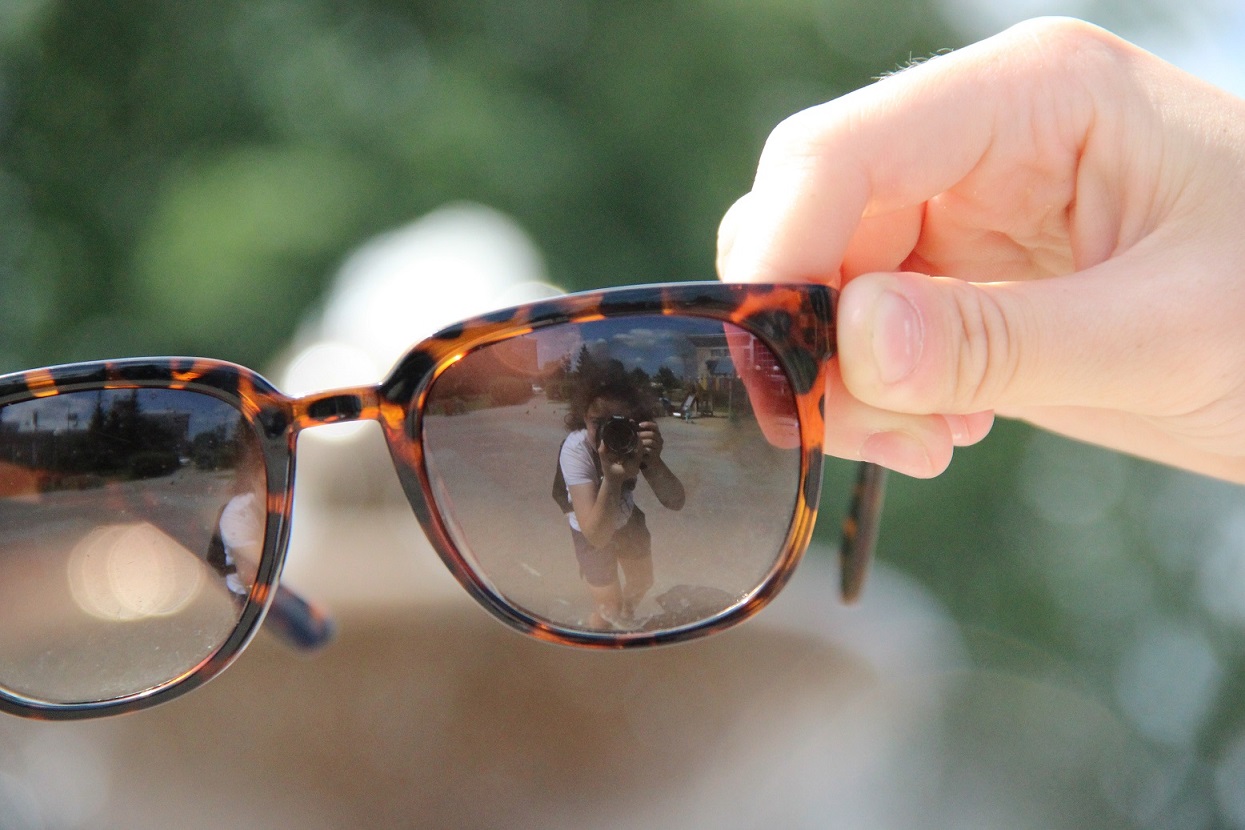 Фото отражение в очках. Отражение в очках. Солнечные очки. Очки с отражением. Солнцезащитные очки с отражением.