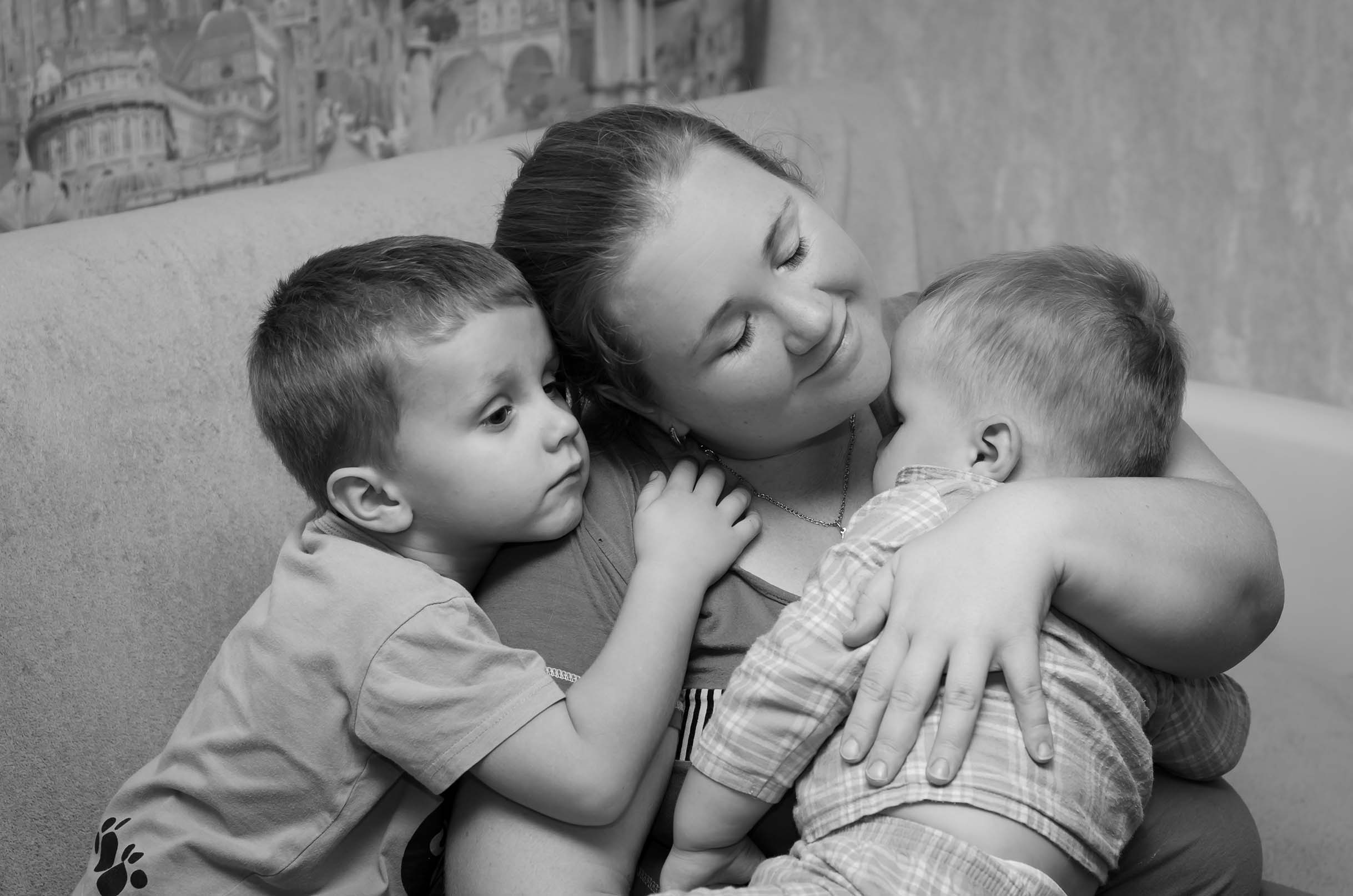 Мамаши сынам фото. Мать с ребенком. Чужие дети. Мать с двумя детьми. Фотосессия с сыном.