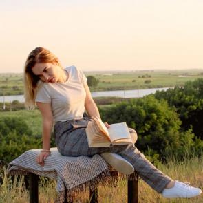Фото: Человек с книгой