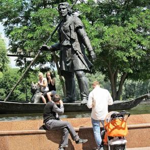 ����: � �����